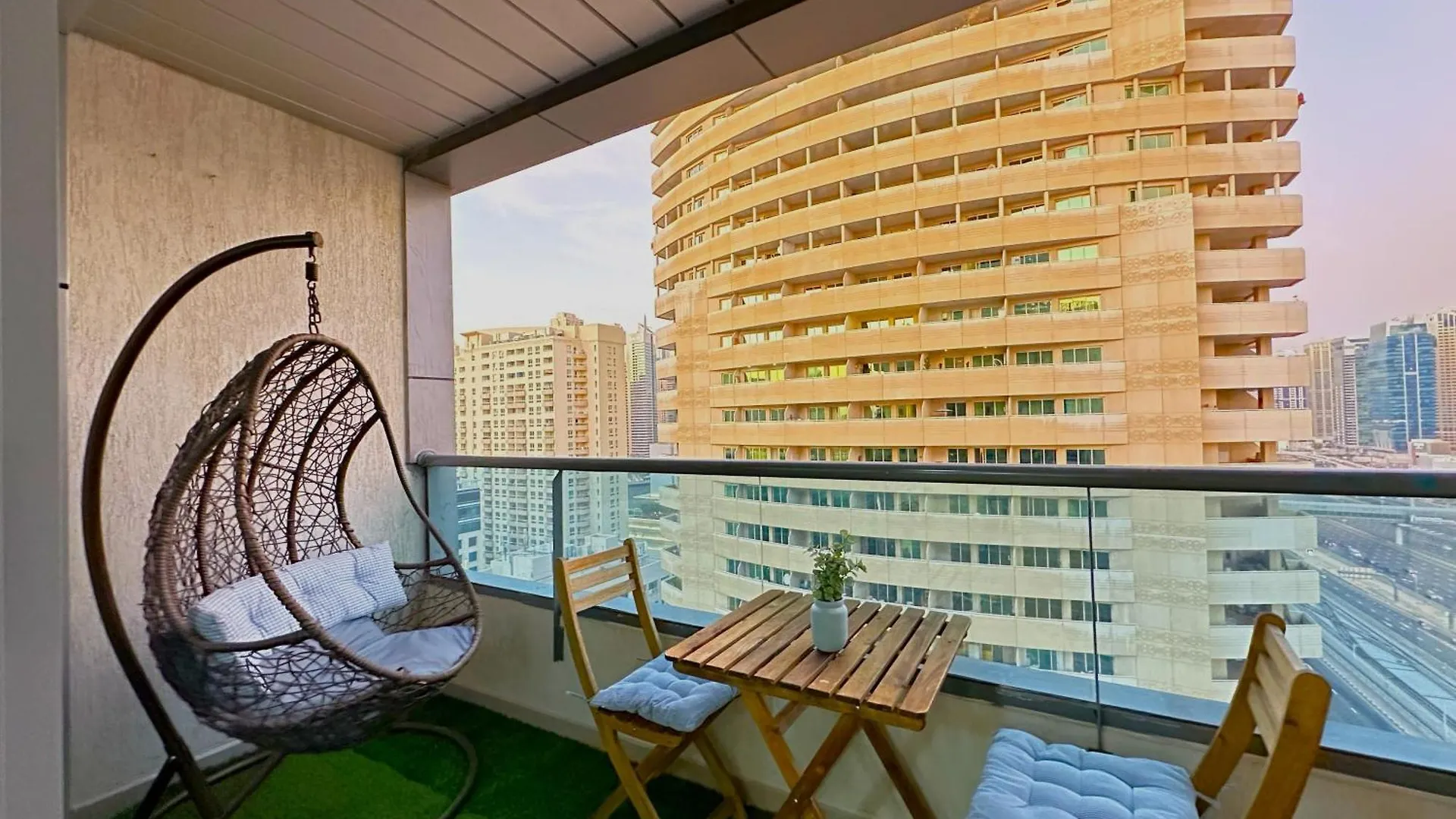 35% Off In Top View Studio W/ Balcony In Marina Dubai Apartment